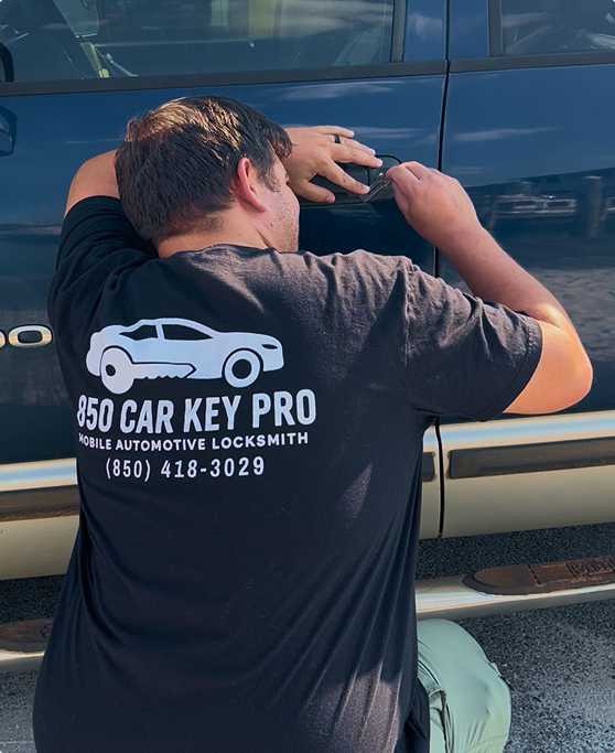 An 850 Car Key Pro employee unlocking a vehicle using precision Lishi tools.